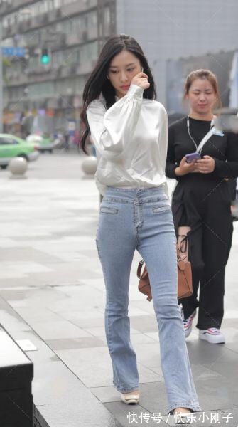 减龄 白色衬衫搭配牛仔喇叭裤,既时尚减龄,又有穿搭品位