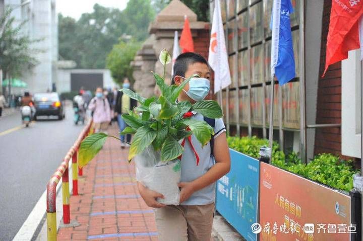 大包小包|大包小包带入校，猜猜里面是啥？