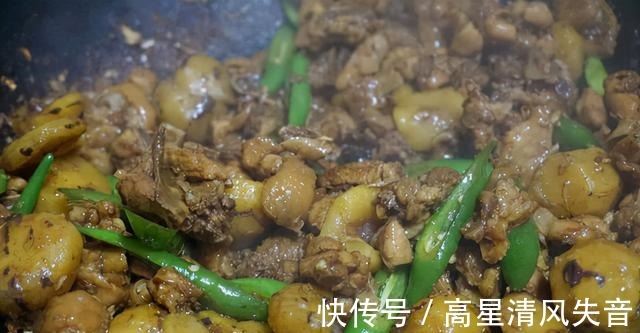 板栗营养丰富，和鸡肉搭配，鲜美又下饭！