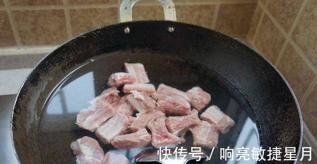 炖排骨|排骨焯水会变柴如何正确做以下这种做法，焯水不柴又美味！