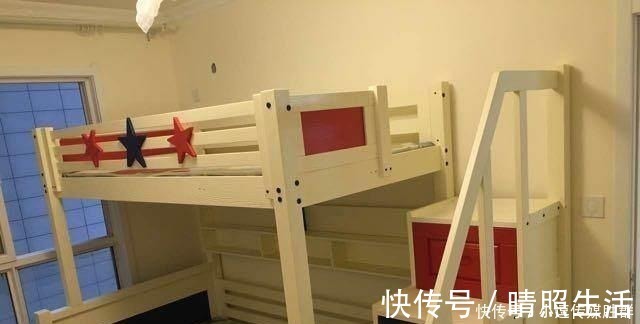 榻榻米|老婆嫌新房没飘窗,让木工在阳台打了一圈柜子,瞬间多出一间房!