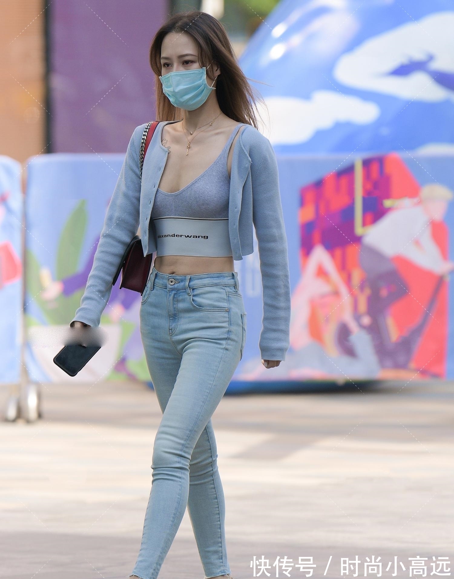 外套 “运动风”上衣搭配外套走肚脐装,浅蓝色牛仔裤和高跟鞋“经典不过时”