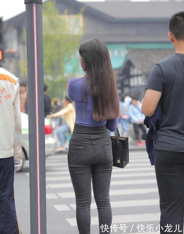 身材比例 牛仔黑色打底裤搭配蓝色上衣,显瘦显高,看起来时尚又可爱