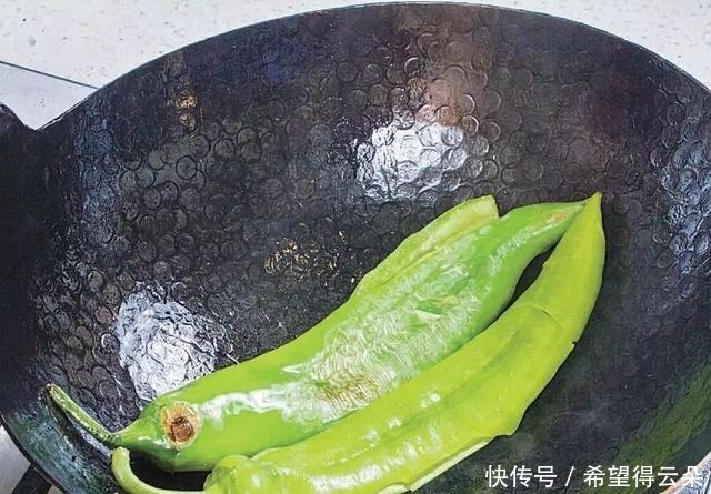  擂辣椒皮蛋，口感绵软细化，味道香辣无敌