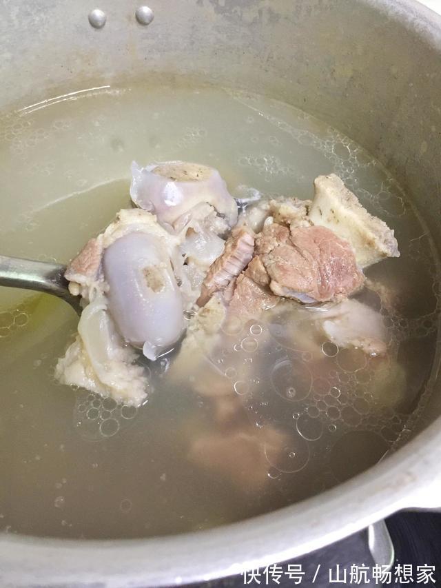 骨头|面馆骨头汤里加了什么?喝起来特别香浓,多方打听,我才知道原因