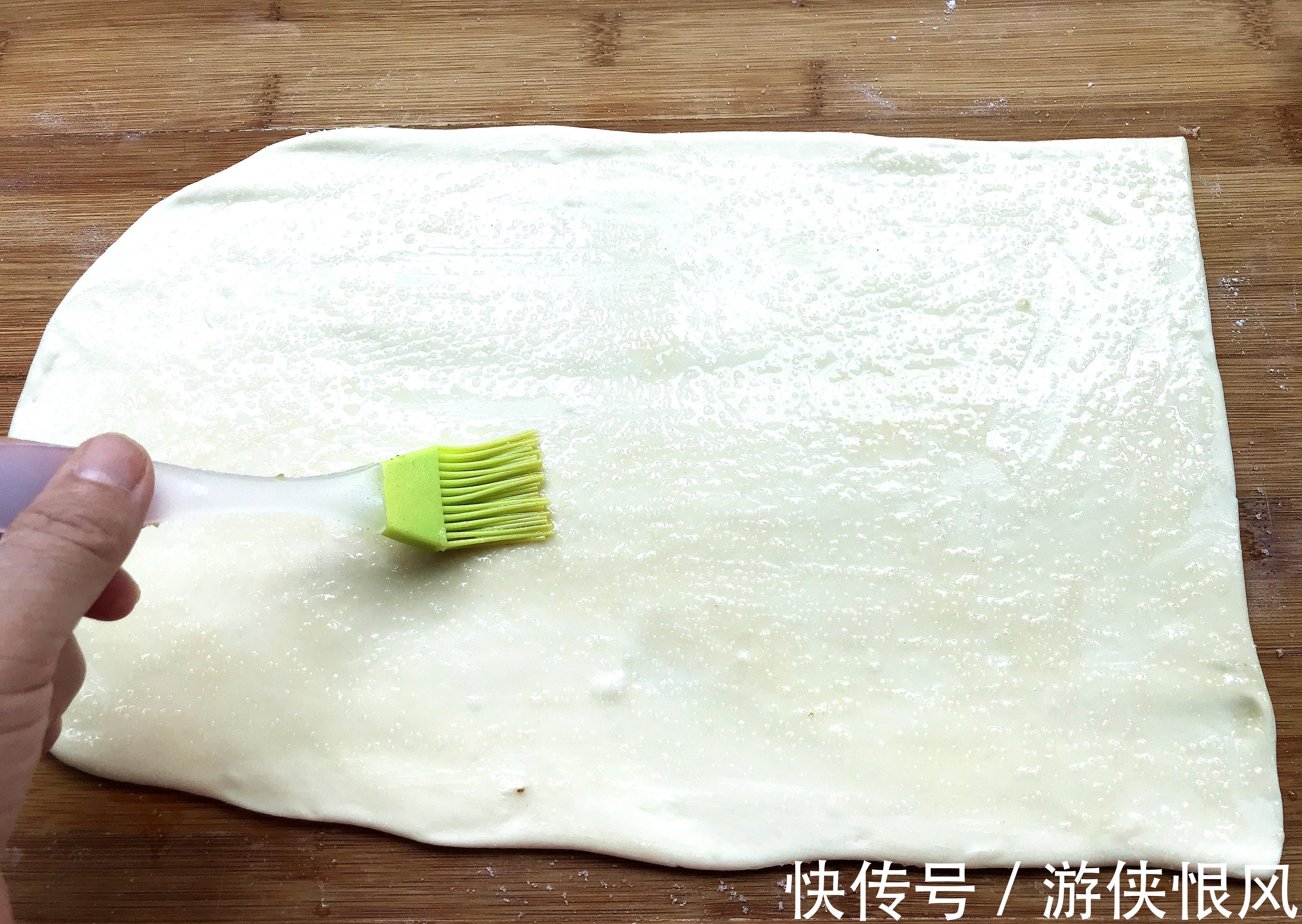 82岁奶奶教你做碱面小花卷,一层一层撕着吃,越吃越香,特简单