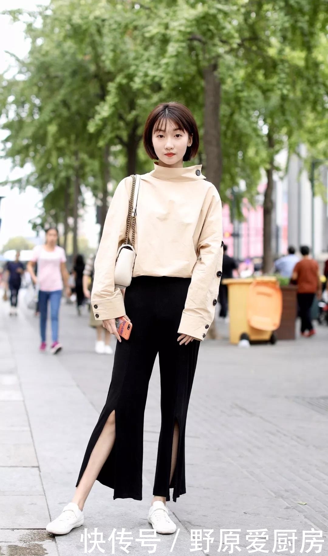 街拍：小姐姐搭配白色露肩连衣裙，两侧抽带的设计衬托出大长腿！