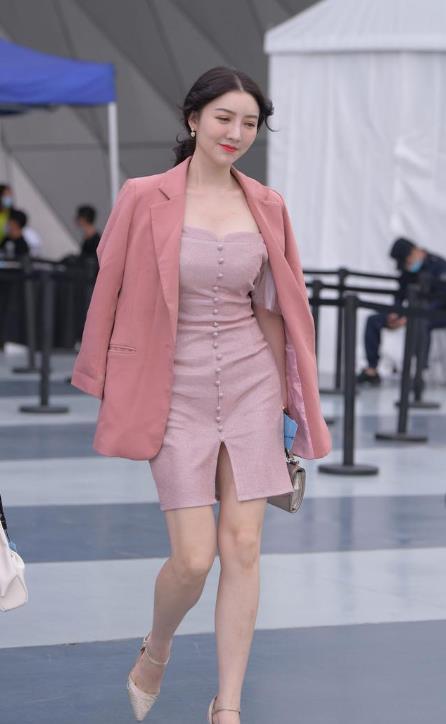 职业|职业女性穿连衣裙,搭配西装外套,美观大方又不失女性风韵