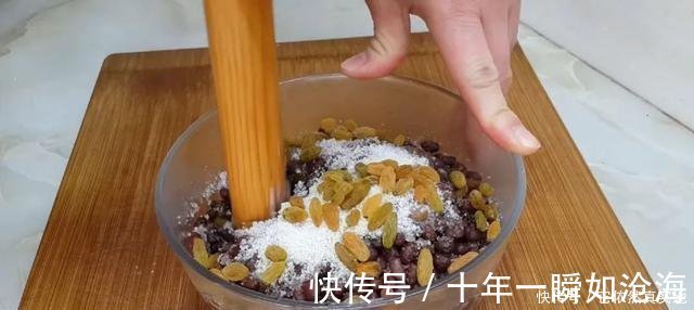 创意|1斤红豆,3勺面粉,擀一擀烙一烙,做出创意烧饼,比面包香甜好吃!