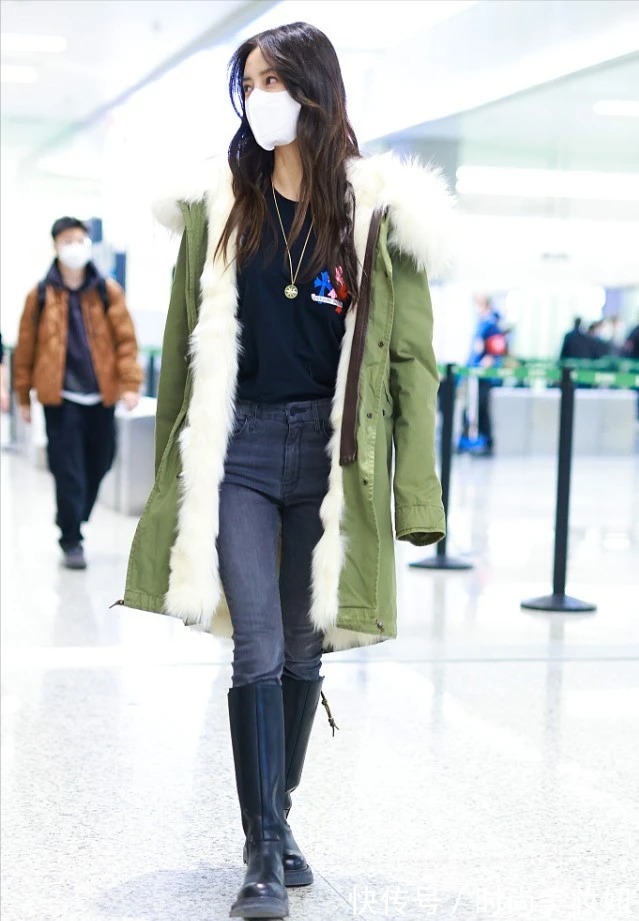 羽绒服|Angelababy不愧是模特出道的,穿小香风配牛仔裤走机场,洋气减龄