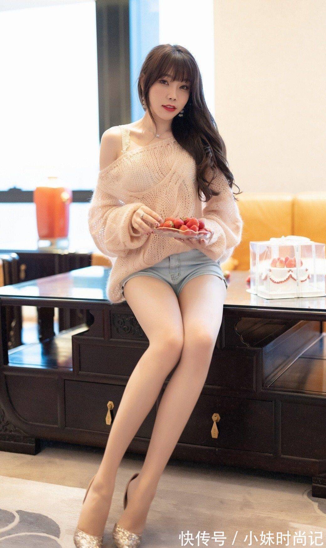 牛仔短裤 毛衣搭牛仔短裤,春节过年回家可以试试