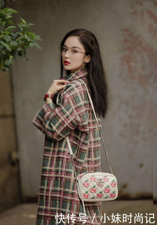 初秋的穿搭方式,可以学娜扎穿,打扮得漂亮还不廉价