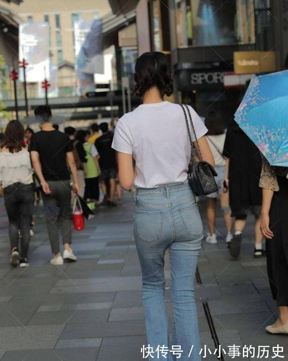 时尚 浅蓝色牛仔喇叭裤,好搭又时尚!