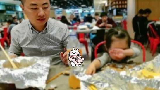 暖心|萌娃“掩耳盗铃”式偷喝饮料走红,一旁奶爸宠溺的眼神超暖心