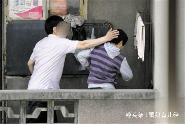 手机|5岁男童发泄情绪,摔坏大人手机,爸爸的做法值得太多父母学习