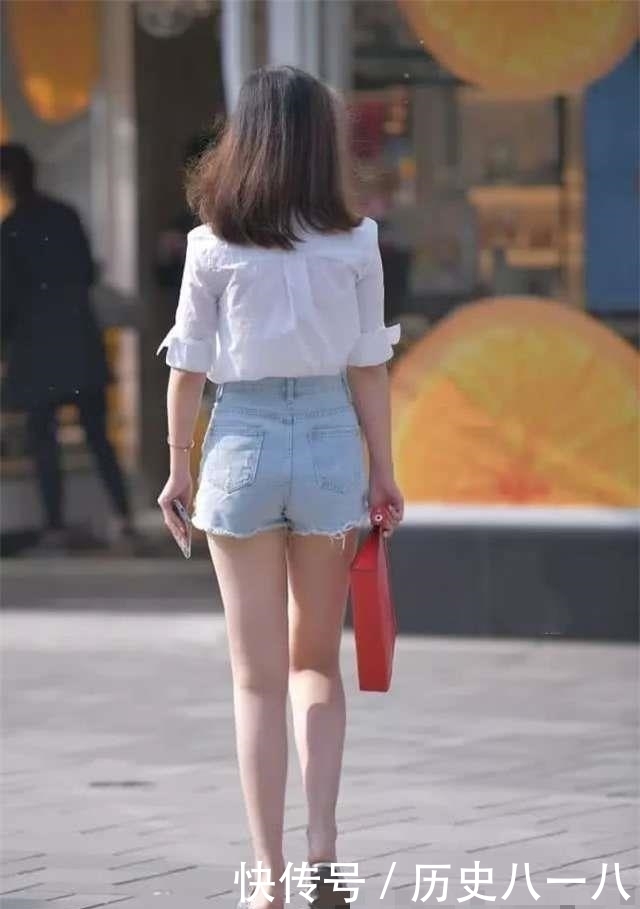 时尚|街拍美女:衬衫解开三颗纽扣的年轻小姐姐,这样穿搭也是一种时尚