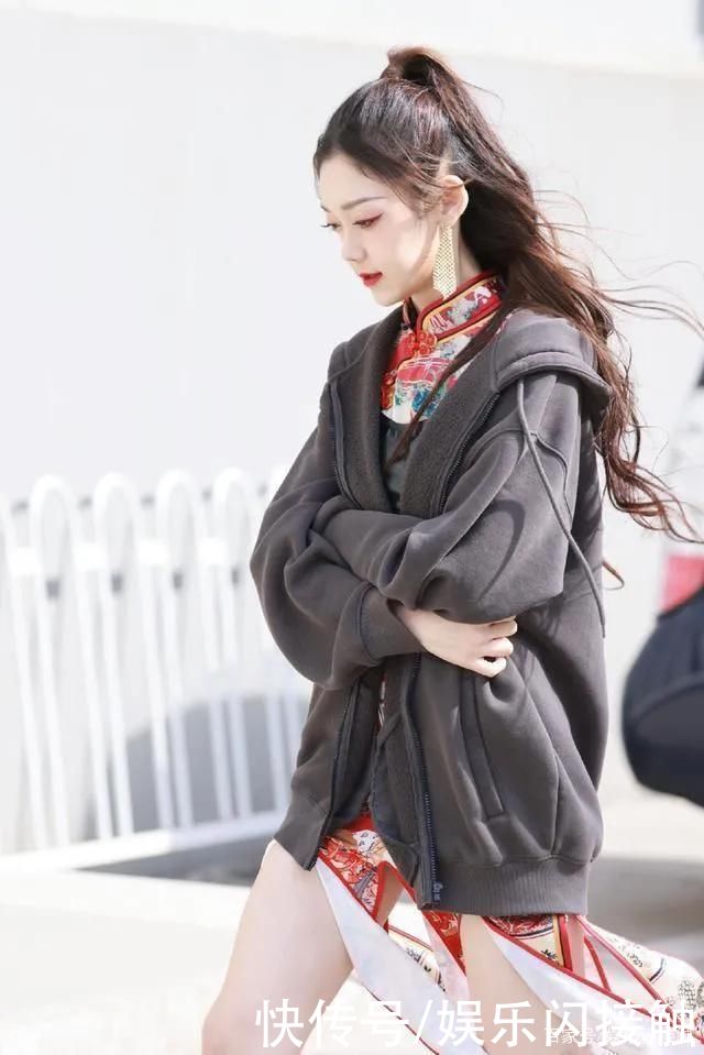 希林娜依·高穿旗袍，裙摆被剪成彩带，无意间露出漫画腿意外抢镜