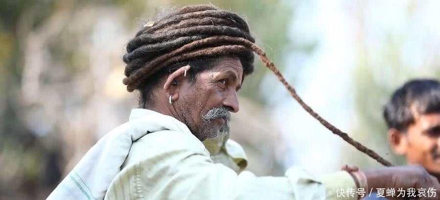 盘头|男子51年不剪头发,长年将头发盘头上,展开后竟长达15米!