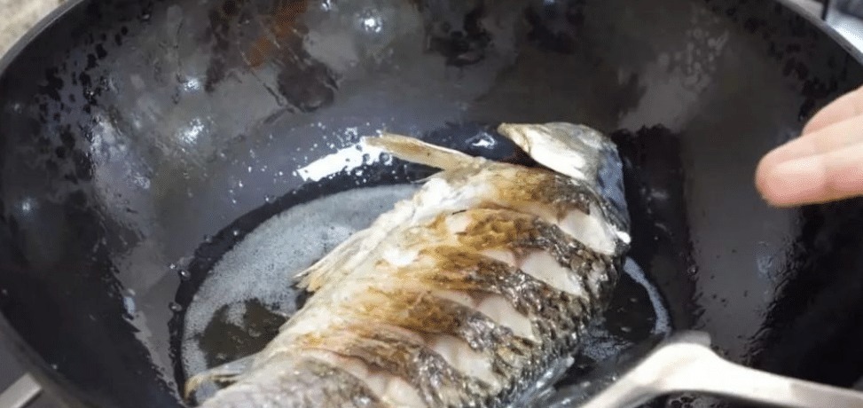 煎任何鱼,不要直接下锅,牢记这2步,鱼不粘锅不破皮,香嫩入味