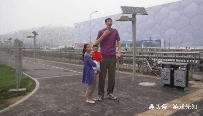 巨人|中国第一巨人不听医生劝阻,生下一子,现在孩子怎么样了