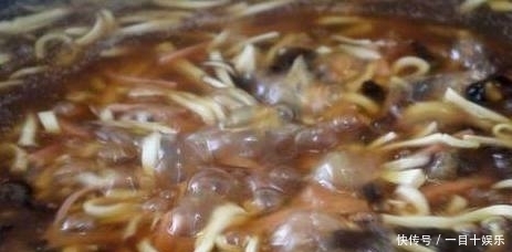 儿子|婆婆教我做的酸辣汤,儿子喝的很高兴,老公喝着喝着就会哭