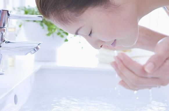 细腻|女人洁面时,放三勺盐,坚持不懈一段时间,将会会吃到3个“好处”