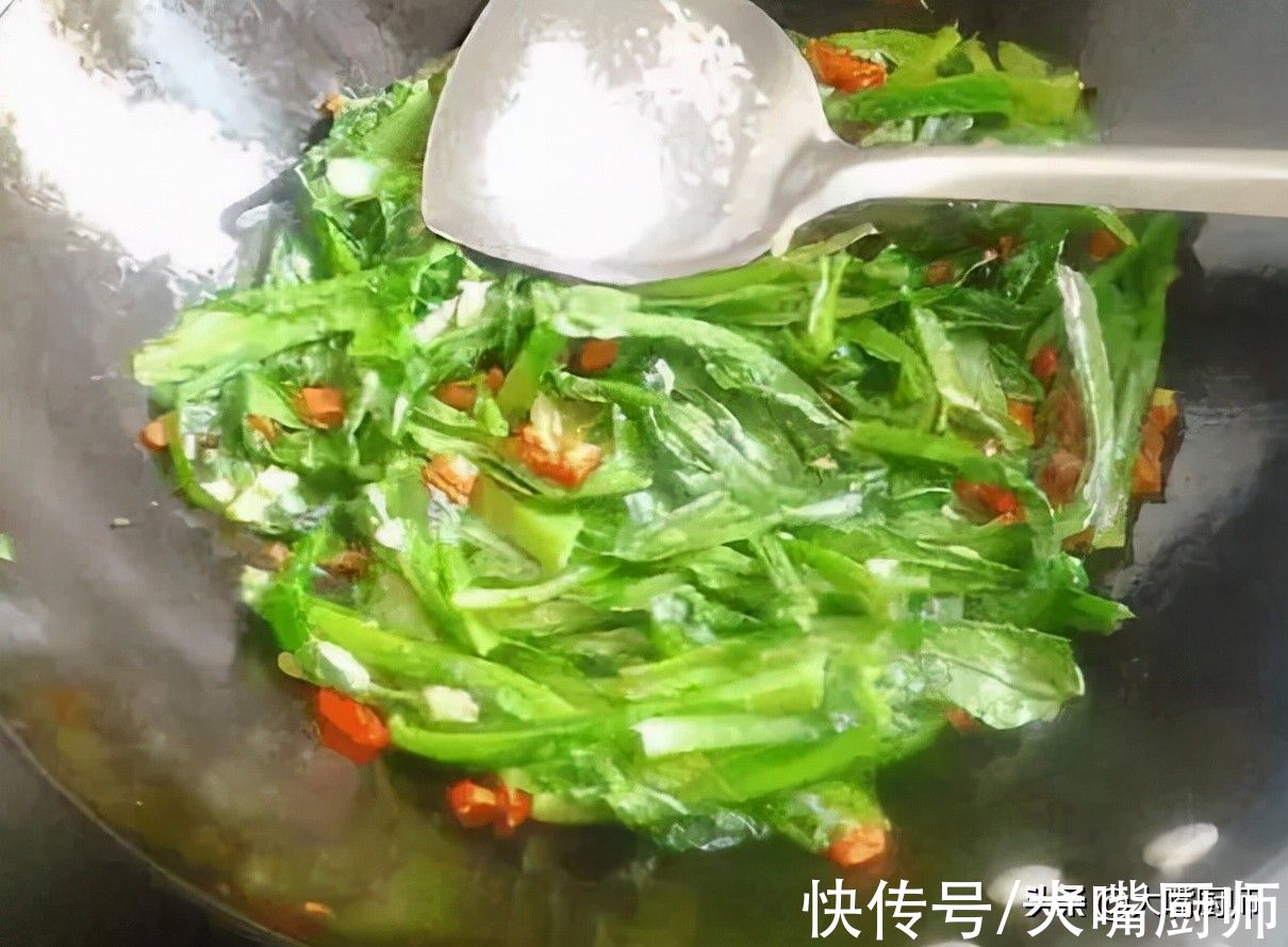 厨师长说,要想青菜炒得好吃,不能直接下锅,这4个技巧很关键