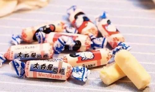 奶糖里面|吃了20年的大白兔,才知道里面“透明纸”的用处原来之前想错了