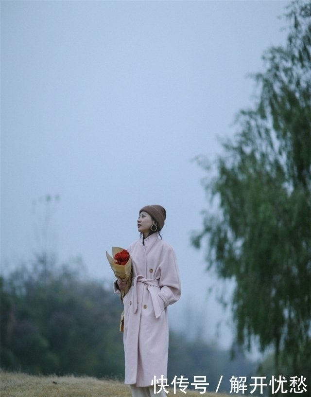 显瘦|讲真的,穿大衣时,最好别配这2种裤子,多穿另外3种,显瘦又洋气