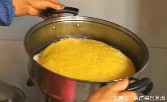 天冷了,玉米面别再蒸发糕了,教你个简单做法,比面包还好吃!