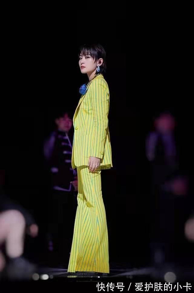 套装 有一种时髦叫周笔畅,条纹套装个性十足,照着穿显腿长还很帅