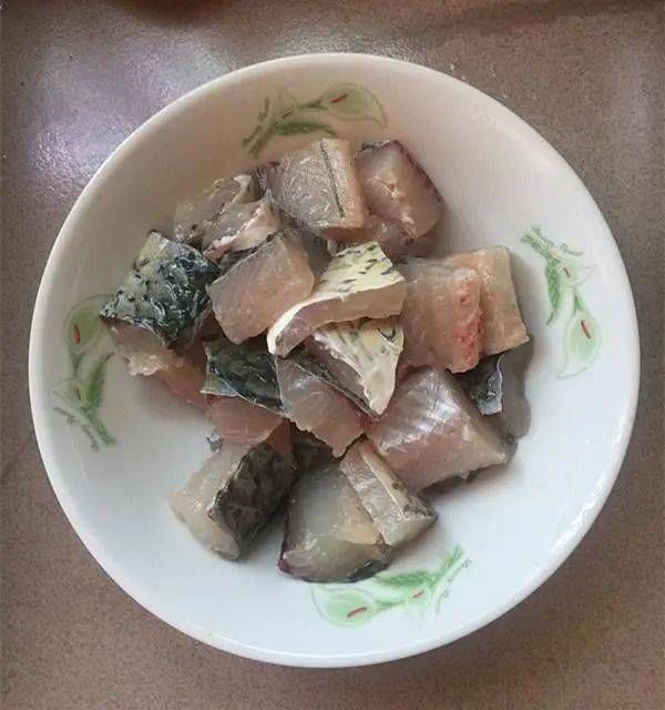 炸酥鱼|炸酥鱼别再用淀粉和面粉了,用它裹浆,酥鱼外酥里内,很好吃