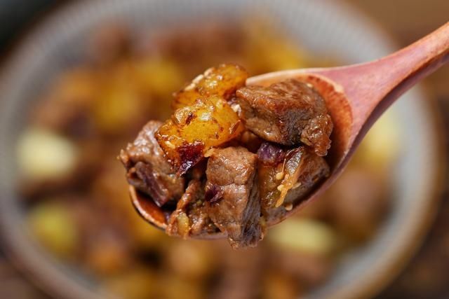 牛肉和土豆是绝佳搭档，这样炒着吃简直香到姥姥家，实在太过瘾了