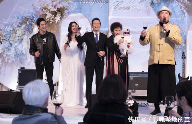 向太新年也换发型，烫“泡面头”配圆脸显贵气，阔太太也是洋气人