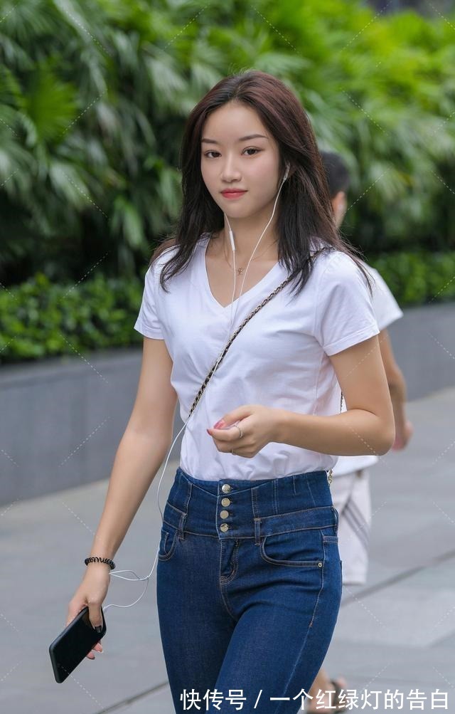 白下粉 短裤搭配白色上衣,时髦又好看,展现腿部线条之美!