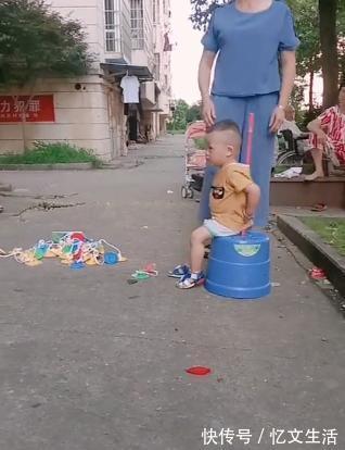 家长|奶奶式带娃引围观，只用一根扫把降服“熊孩子”，比年轻人还会玩