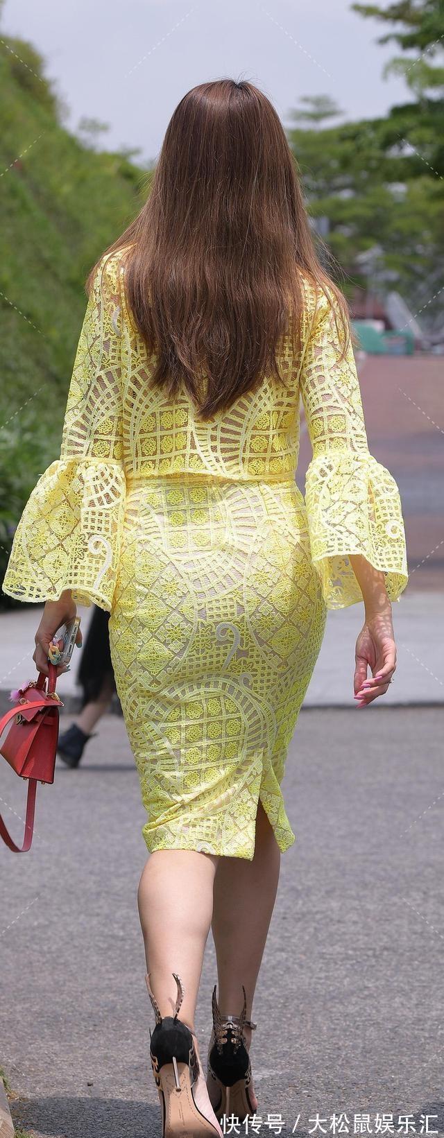 高跟凉鞋|牛仔短裤配以高跟凉鞋穿,显出迷人的长腿,乍一看十分引人注目