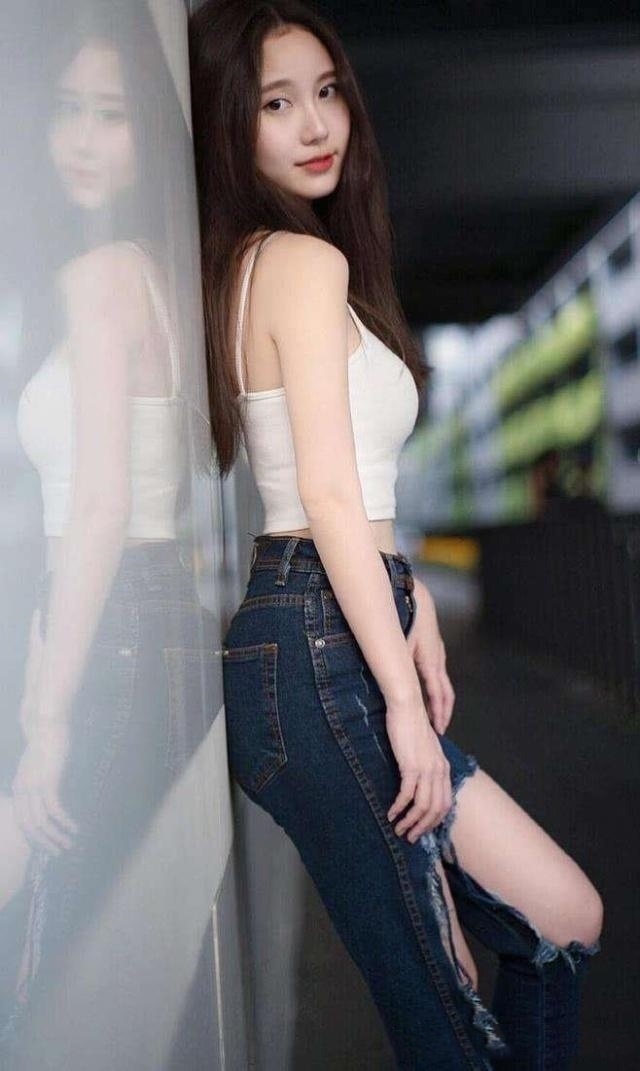 薄纱连衣裙显得仙美十足,散发出甜美气息,显得个性十足