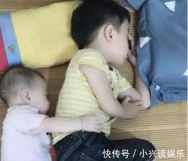 波逐浪|哥哥和妹妹在睡觉,妈妈掀开被子,看到的画面好暖心,二胎生对了!