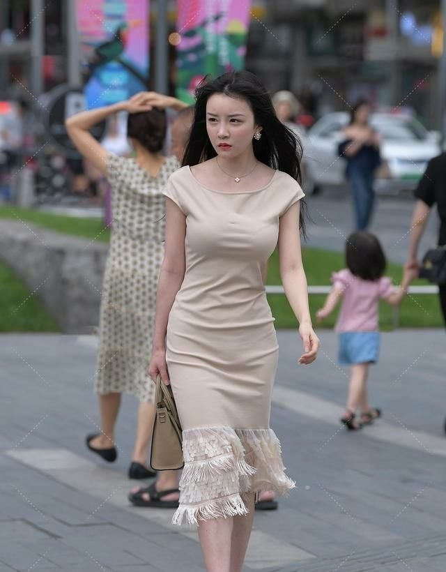 小姐姐 五官精致的小姐姐,杏色的修身连衣裙,知性优雅