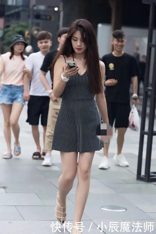 路人街拍，小姐姐休闲衬衫搭配牛仔热裤，显满满的丽人气质