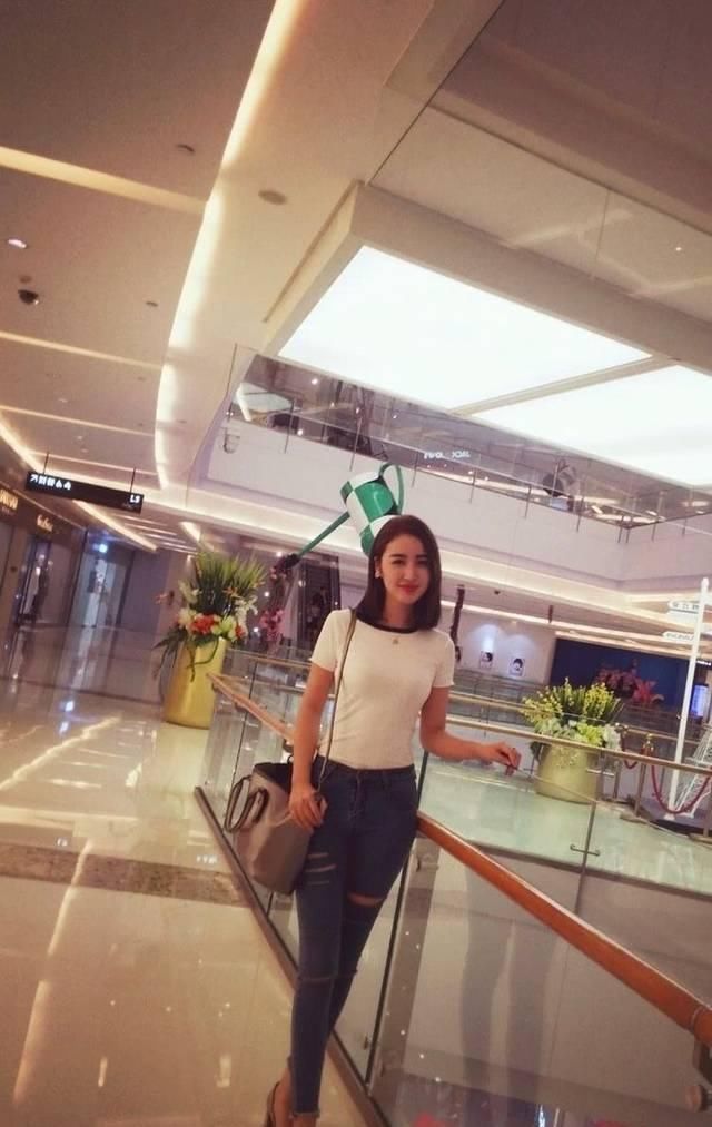 街拍美女穿紧身牛仔裤逛街,完美的身材曲线,回头率十足