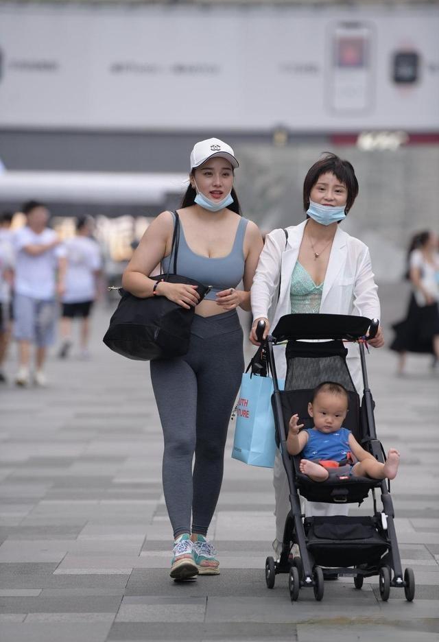 时尚 穿出时尚气质的打底裤装扮,展现优美韵律与时尚品味,飘逸潇洒