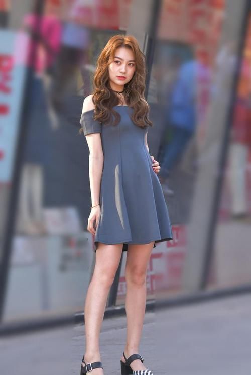 不失|抓拍到一位性感又不失可爱的小姐姐