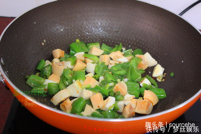 咸蛋炒辣椒时多加一步,辣椒香辣可口,软香入味,很好吃!
