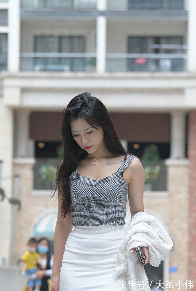 穿搭|美女街拍:白色方领泡泡袖上衣,使的整体的搭配与众不同,穿出清新优雅气质