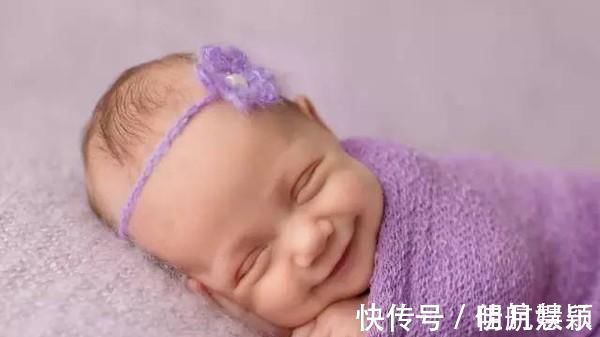 反应|宝宝在睡觉出现这些反应,说明你家宝宝很聪明