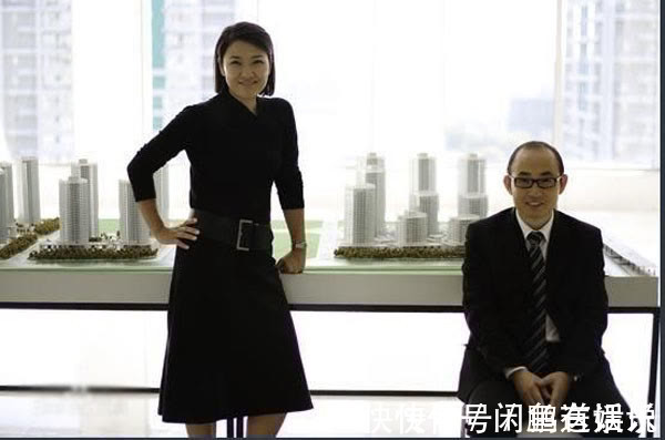 裙装 潘石屹老婆罕露面,短发配蓝裙气场强大,两口子精英气质还真登对