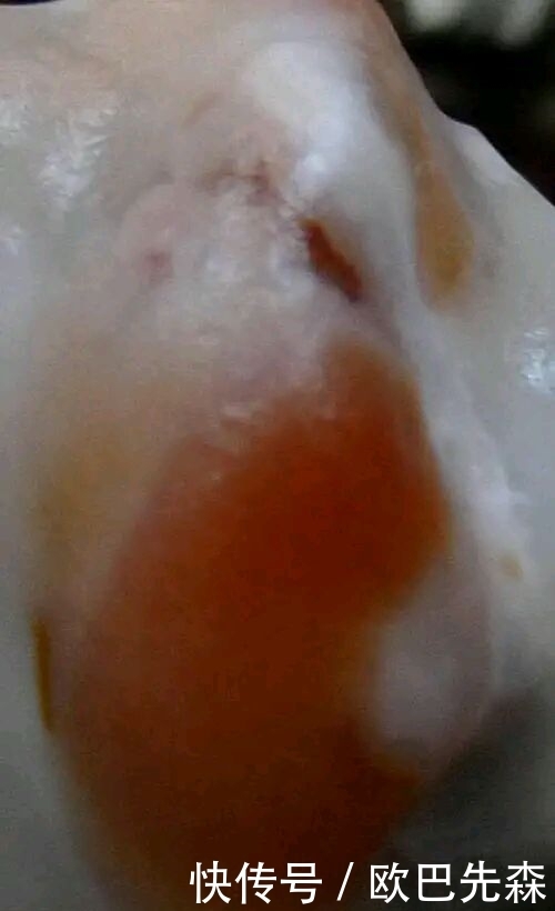 一块像寿星开怀又似圣诞老人送礼石,他30元买到,专家却估1225万