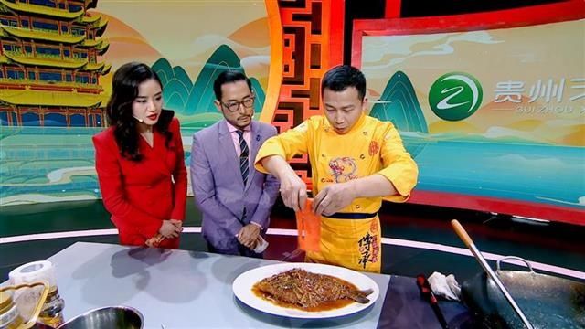 袁泉领衔湖北籍明星送祝福，湖北卫视除夕特别节目《团年饭》今晚开席